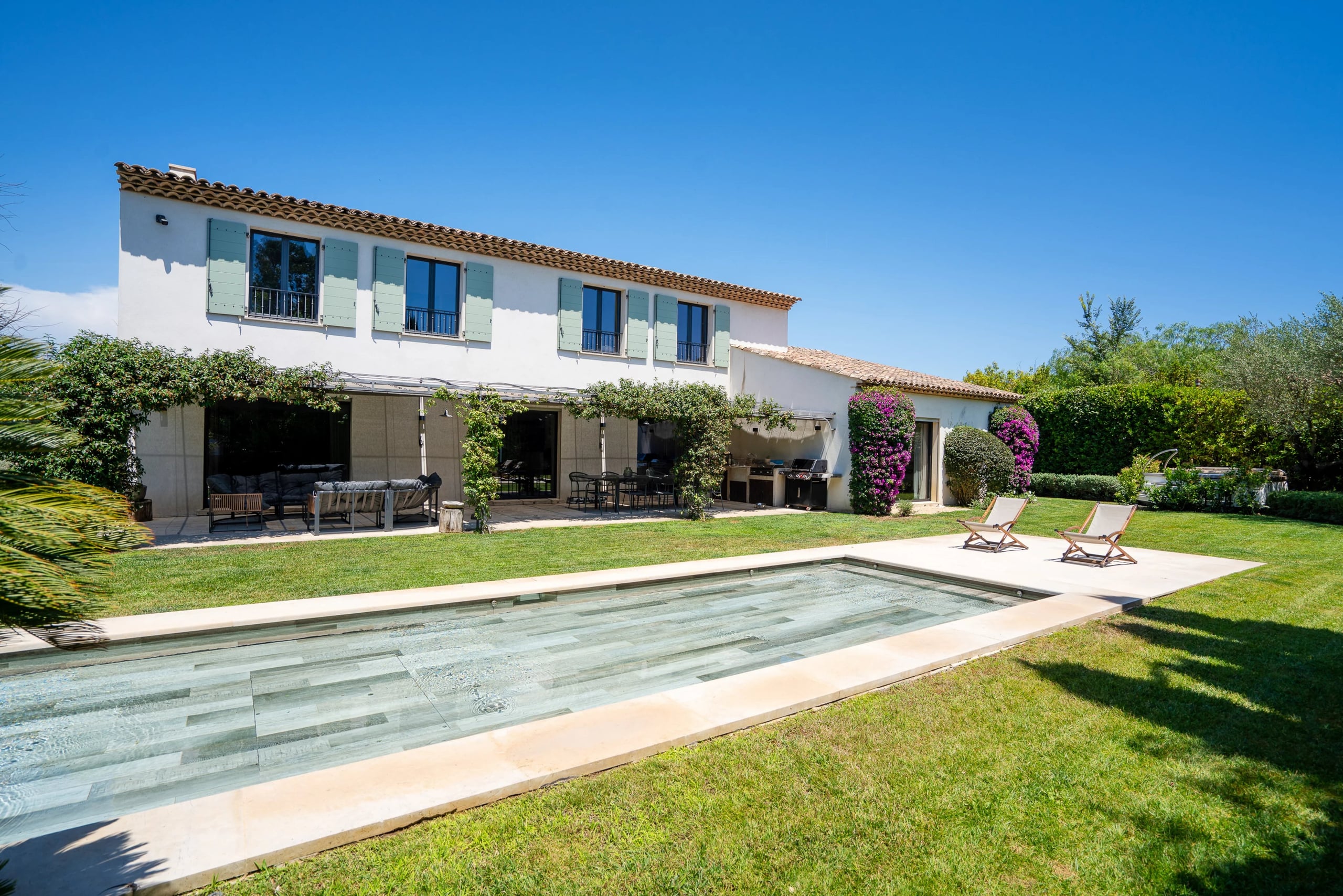 SAINT-TROPEZ - VILLA RÉCENTE À PIED DE LA PLAGE ET PROCHE DU VILLAGE