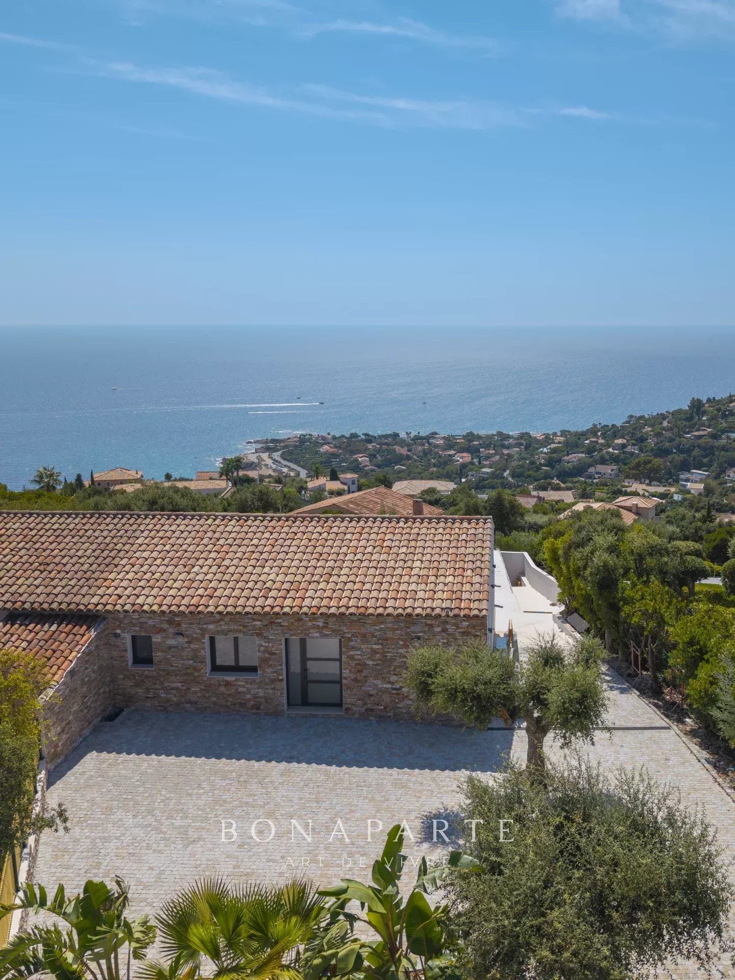 LES ISSAMBRES - VILLA RENOVEE AVEC VUE MER PANORAMIQUE