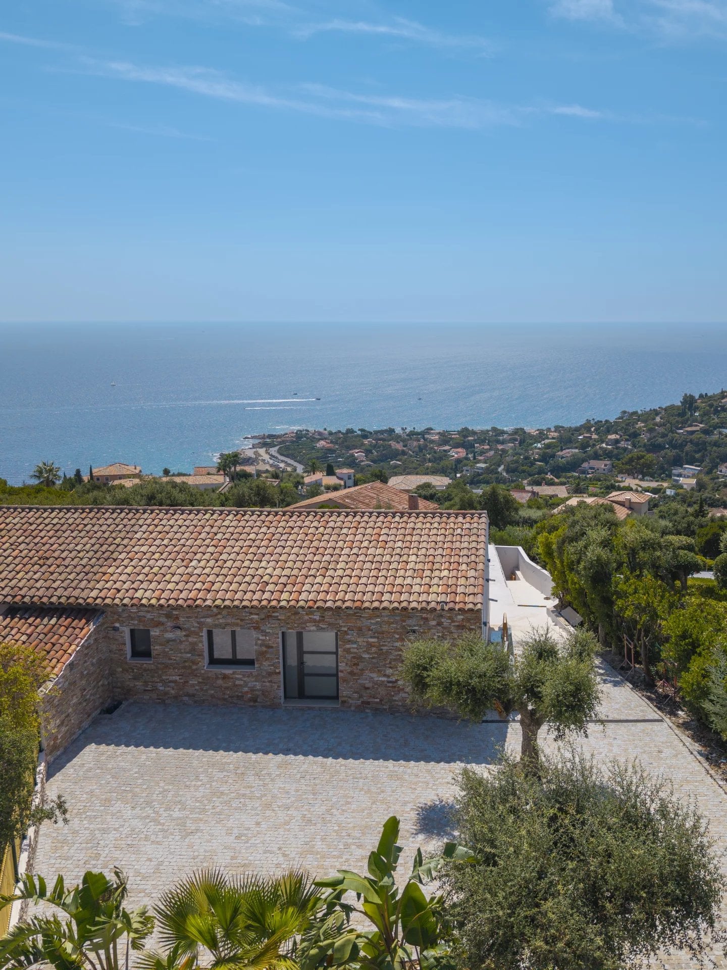LES ISSAMBRES - VILLA RENOVEE AVEC VUE MER PANORAMIQUE